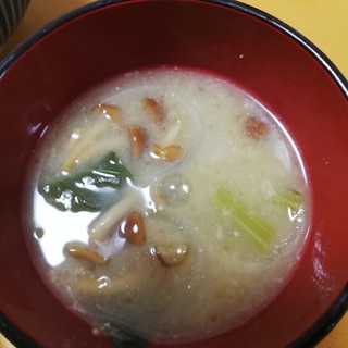 味噌汁(なめこ、小松菜、玉ねぎ)